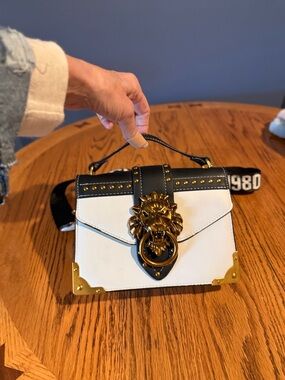 Black & White Kuchen & Bag 1980 Lion-Emblem Top Handle Crossbody Bag